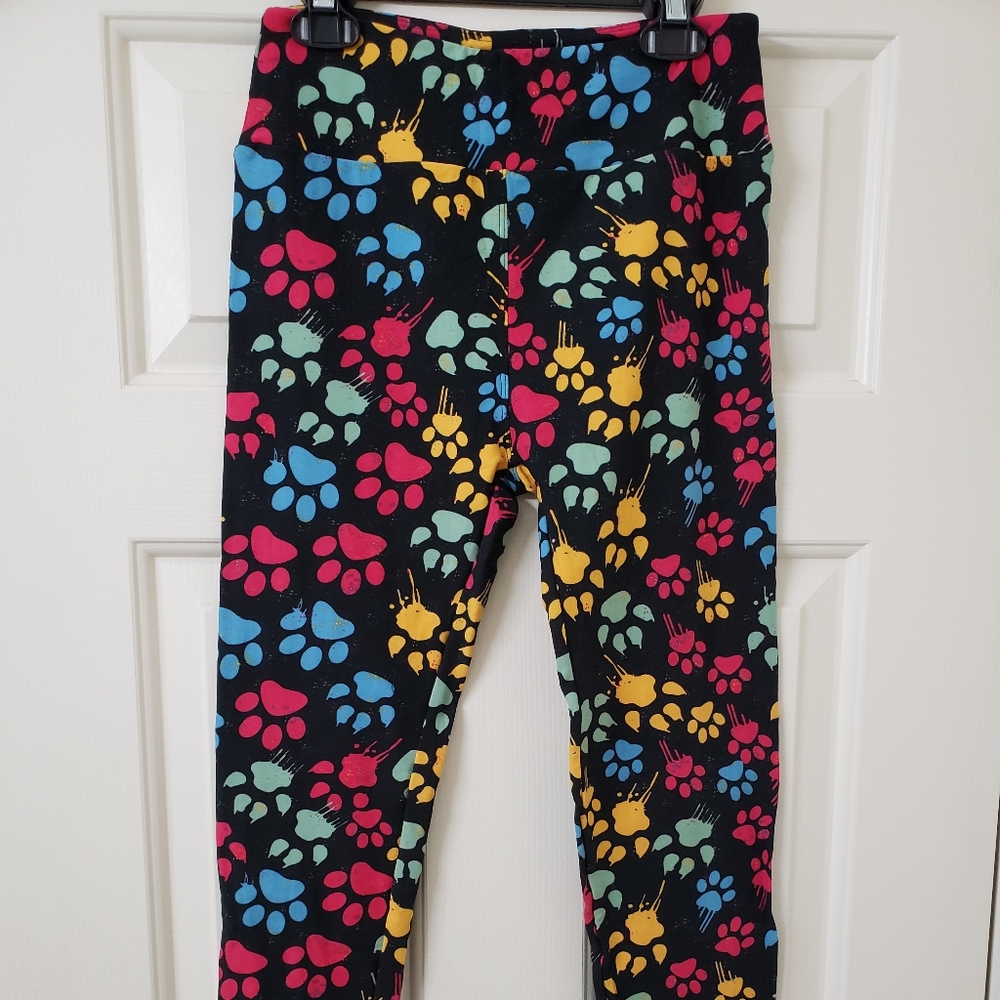 Leggings with paw print pattern